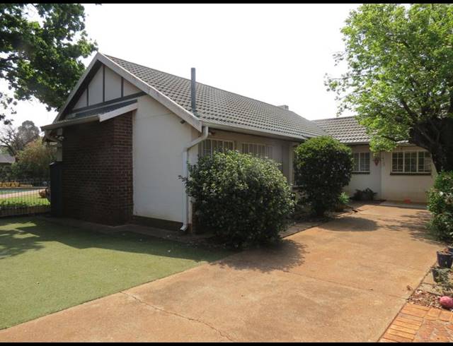 3 BEDROOM HOUSE FOR SALE IN GERMISTON CENTRAL